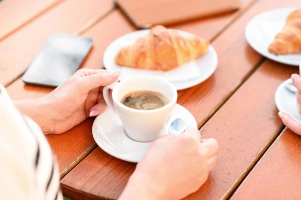 Seniorin ruht sich mit Freundin in Cafeteria aus — Stockfoto