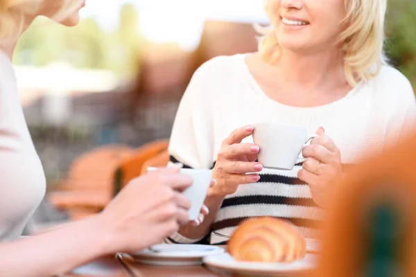 Young and mature women resting in cafe — 스톡 사진