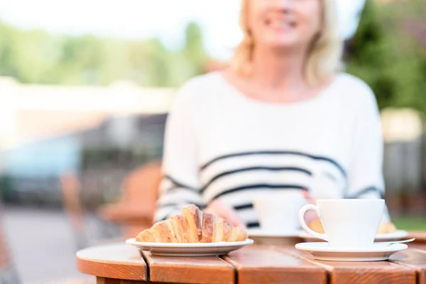 Cheerful lady relaxing in cafeteria — Stock Photo, Image