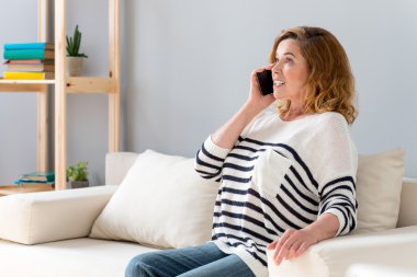 Evde telefon kullanarak Pretty olgun bayan