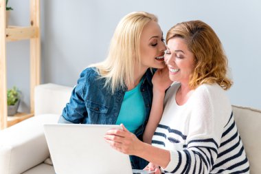 Neşeli kızı annesiyle dedikodu