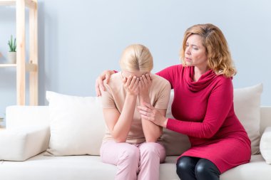 Üst düzey Bayan yavrusunu destekleyen