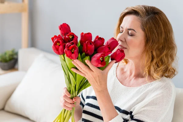 Feliz señora madura con ramo de tulipanes — Foto de Stock