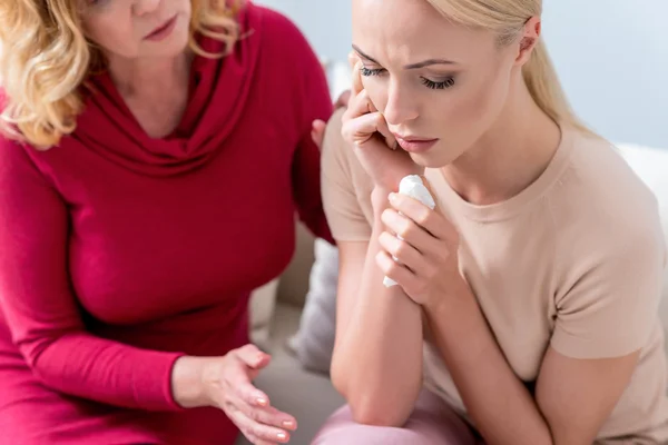 Ragazza frustrata sperimentando grandi problemi — Foto Stock