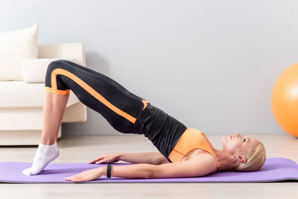 Fröhliche Frau macht Sport in Wohnung — Stockfoto