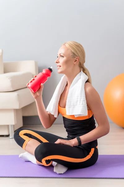 Schlankes Mädchen entspannt sich nach dem Sport — Stockfoto