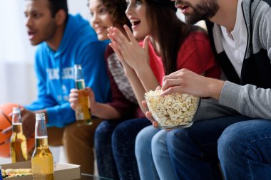 Spor TV izlerken arkadaşlar