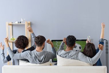 arkadaşlar futbol TV keyfi