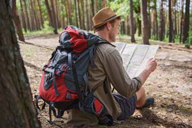 Neşeli maceraperest gezi için hazırlanıyor