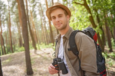 Doğanın keyfini mutlu erkek turist