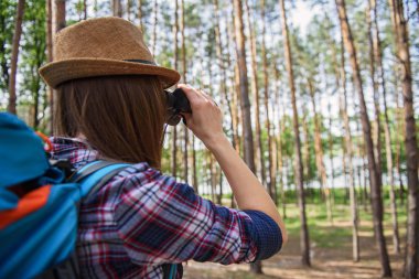 Manzaranın tadını neşeli kadın turist