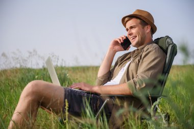 Modern teknolojiyi kullanan neşeli erkek turist