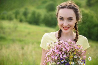 Doğada çiçekli genç adam