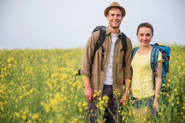 Mutlu turist yolculuğa rahatlatıcı