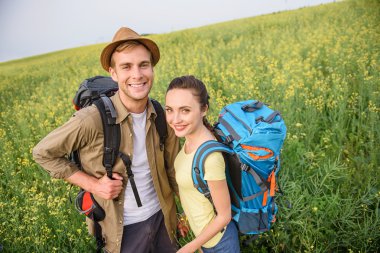Neşeli sevgi dolu çift yapım gezisi