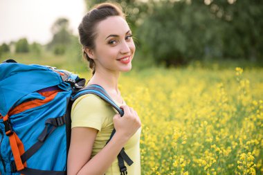 Neşeli kadın turist doğada rahatlatıcı