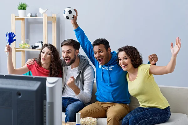 Los fanáticos del fútbol viendo partido —  Fotos de Stock