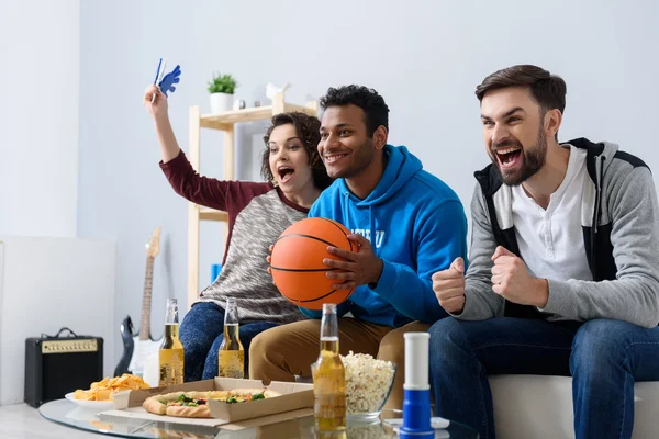 Amigos viendo deporte en la televisión —  Fotos de Stock