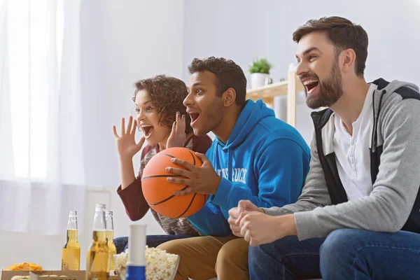 Amigos assistindo esporte na TV — Fotografia de Stock