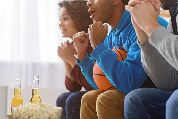 Amigos assistindo esporte na TV — Fotografia de Stock