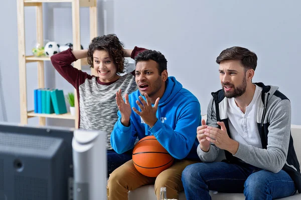 Друзья смотрят спорт по телевизору — стоковое фото