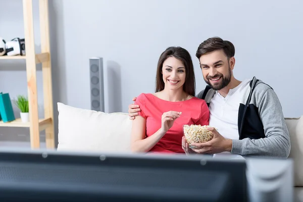 Uomo e donna guardando la tv sul divano — Foto Stock