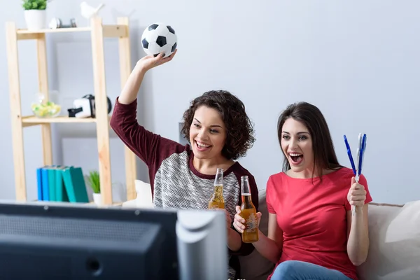 Dois amigos assistindo futebol em casa — Fotografia de Stock