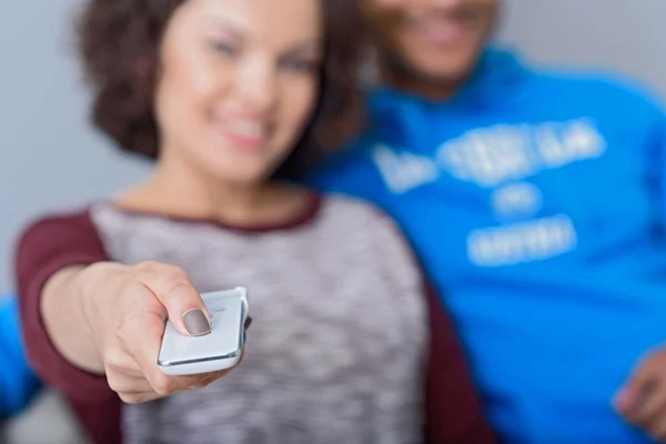 Homme et femme regardant la télévision sur le canapé — Photo