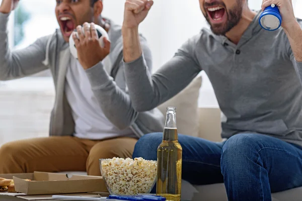 Amigos disfrutando del fútbol en TV —  Fotos de Stock