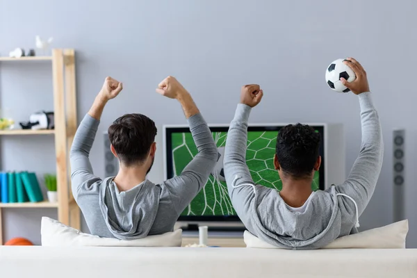 Amigos gostando de futebol na TV — Fotografia de Stock
