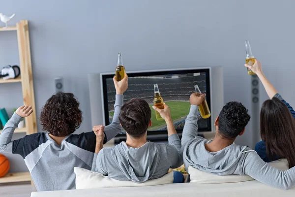 Amigos gostando de futebol na TV — Fotografia de Stock