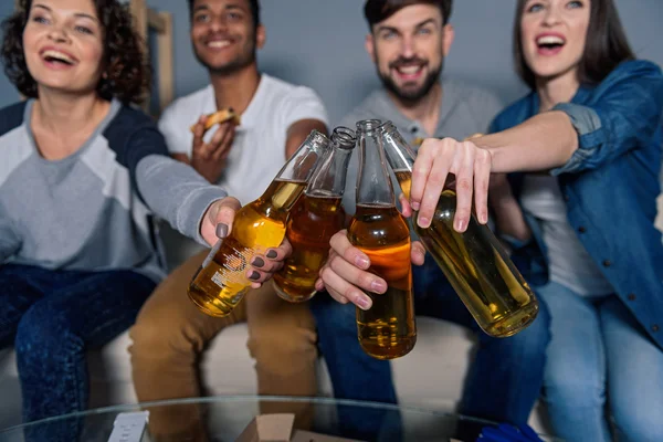 Grupo de amigos assistindo esporte juntos — Fotografia de Stock