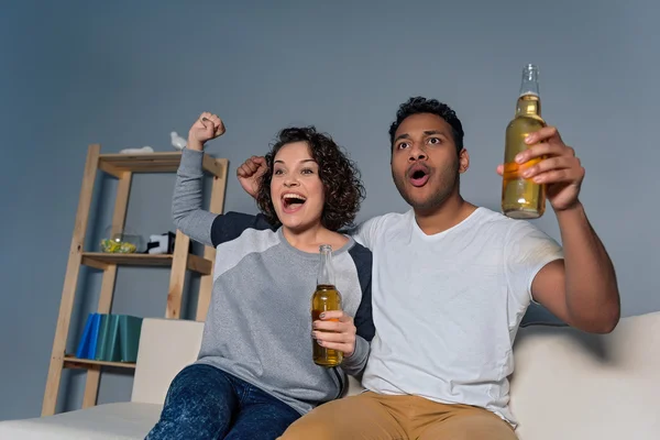 Young couple preparing to watch match — Φωτογραφία Αρχείου