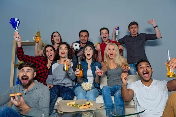 Los fanáticos del fútbol viendo partido —  Fotos de Stock