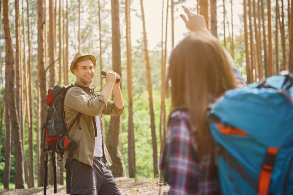 Young tourists enjoying the nature — ストック写真