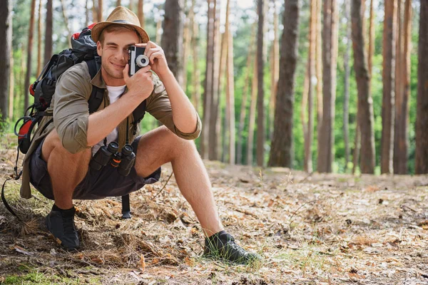 Young tourist photographing beautiful nature — Stok fotoğraf