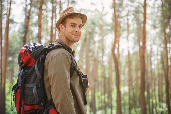 Joyeux jeune homme voyageant en forêt — Photo