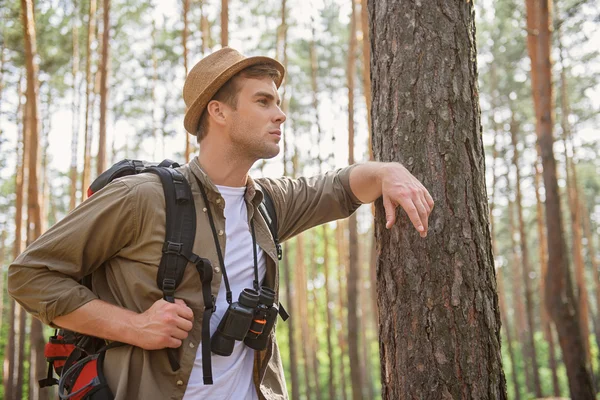 Voyageur masculin faisant un voyage dans la forêt — Photo