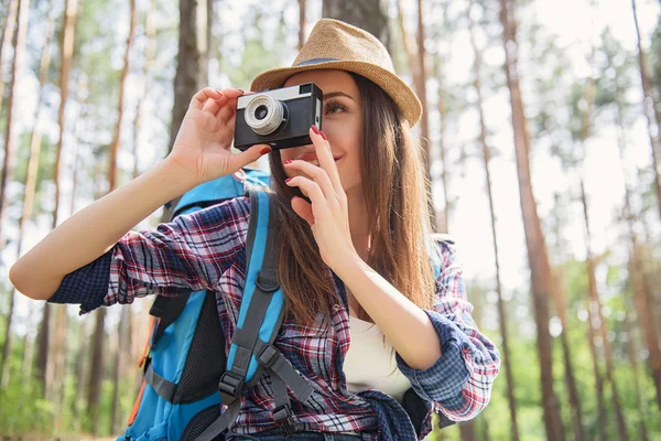 Счастливая женщина-туристка фотографирует природу — стоковое фото