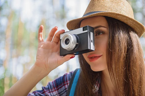 Bastante mujer turista tomando fotos de bosque — Foto de Stock