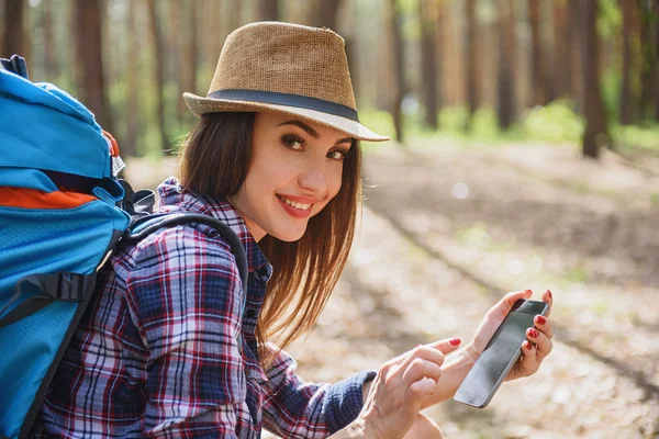 Heureuse touriste féminine utilisant le téléphone mobile — Photo