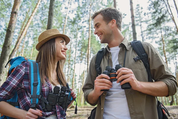 幸せな男女が一緒に旅をする — ストック写真