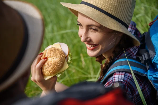 Heureux les jeunes touristes manger sandwich — Photo