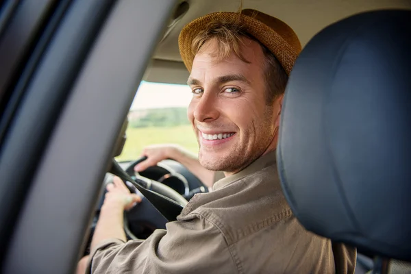 Feliz turista masculino viajando en transporte — Foto de Stock