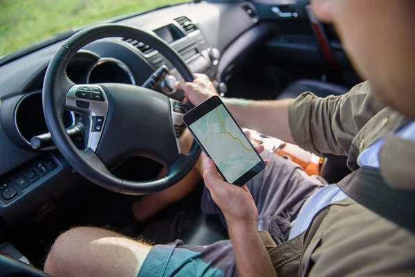 Männlicher Fahrer schaut auf Karte im Smartphone — Stockfoto