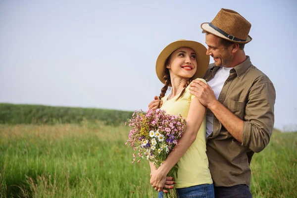 Amantes jovens namoro no prado — Fotografia de Stock