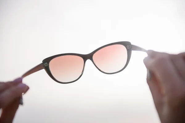 Romantyczna kobieta noszenia okularów przeciwnej Słońca — Zdjęcie stockowe