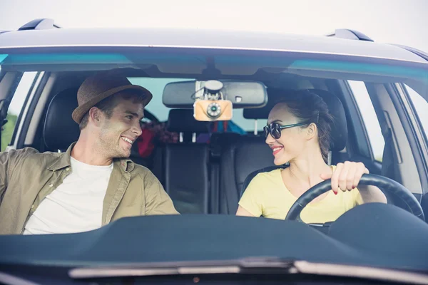 Lycklig man och kvinna njuter av resa — Stockfoto