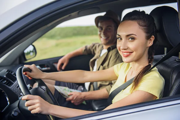 Amantes gozosos disfrutando de viaje en transporte — Foto de Stock