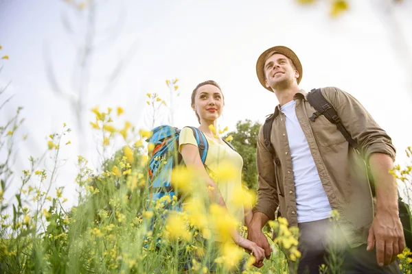 Amantes alegres desfrutando da natureza na viagem — Fotografia de Stock